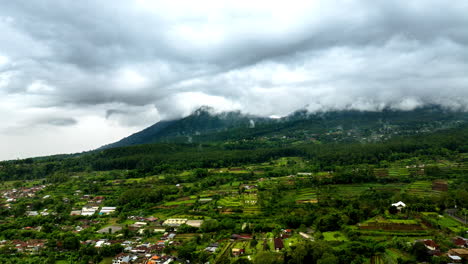 nubes que se mueven sobre las montañas de bali, indonesia