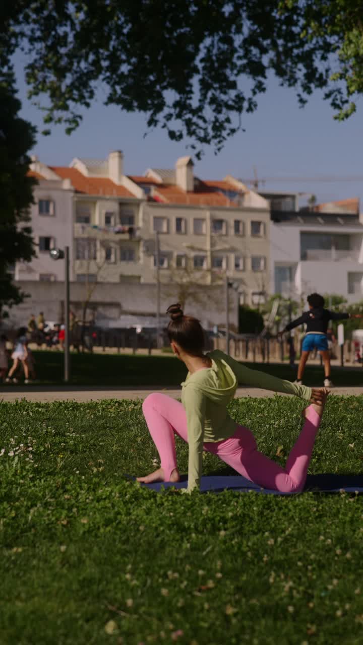 mujer practicando yoga en un parque