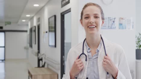 Retrato-De-Una-Doctora-Feliz-Con-Estetoscopio-Sonriendo-En-El-Hospital,-En-Cámara-Lenta,-Espacio-Para-Copiar