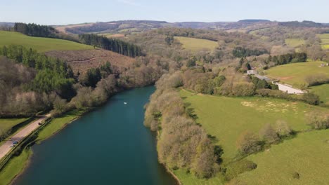 4k-Volando-Sobre-El-Embalse-De-Hawkridge,-Dron-Avanzando-Sobre-El-Agua-Y-Sobre-Un-Barco-De-Pesca-De-Truchas,-60fps