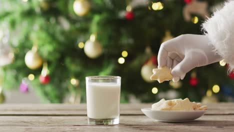 Papá-Noel-Sumerge-La-Galleta-En-Leche-Sobre-El-árbol-De-Navidad-Y-Las-Luces.