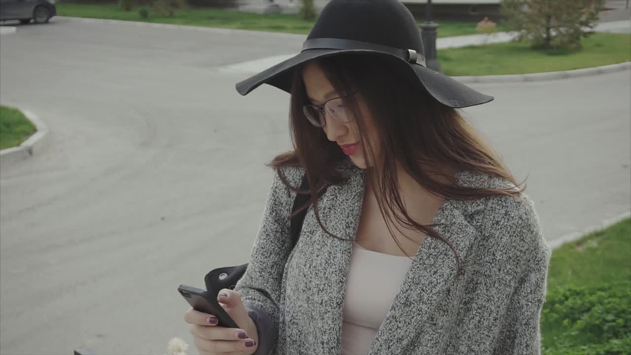 Donna che utilizza uno smartphone all'aperto