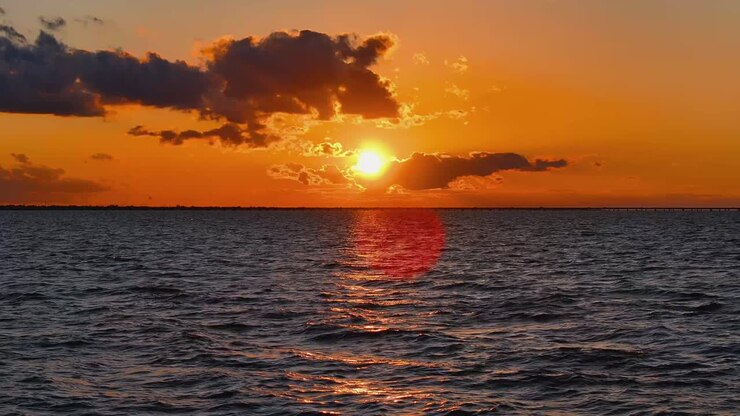 Sonnenuntergang über dem Damm in New Orleans, Louisiana