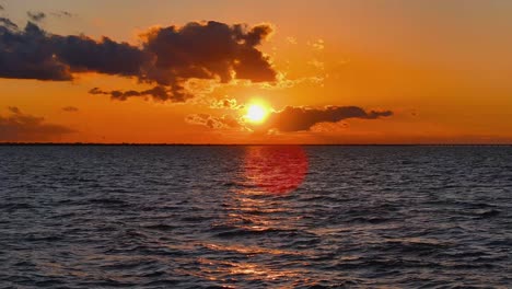 la puesta de sol sobre la calzada en nueva orleans, luisiana