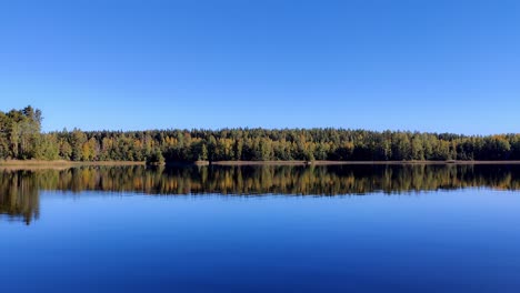 Video-Panorámico-Del-Paisaje-Del-Lago-En-Otoño