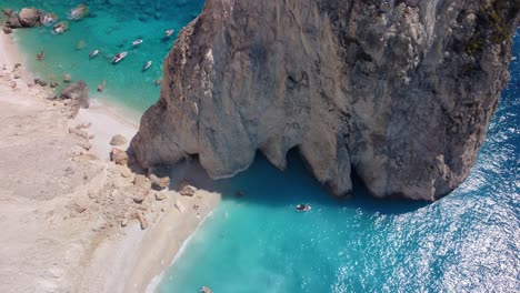 rocas y playas remotas de mizithres en la costa sur de la isla de zakynthos, grecia