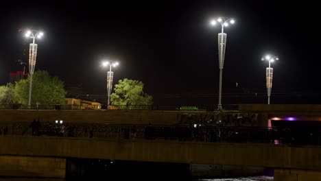 escena del puente nocturno con la gente