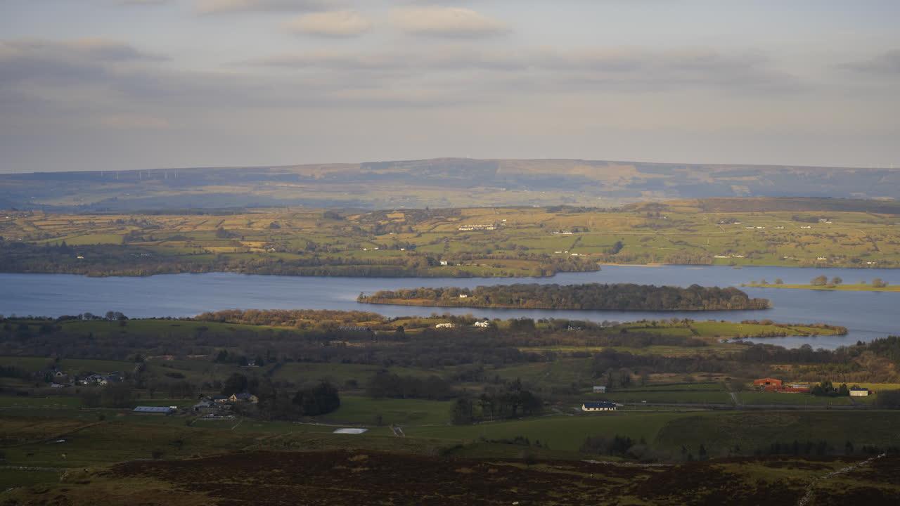 lapso de tiempo del paisaje natural agrícola rural durante el día en irlanda
