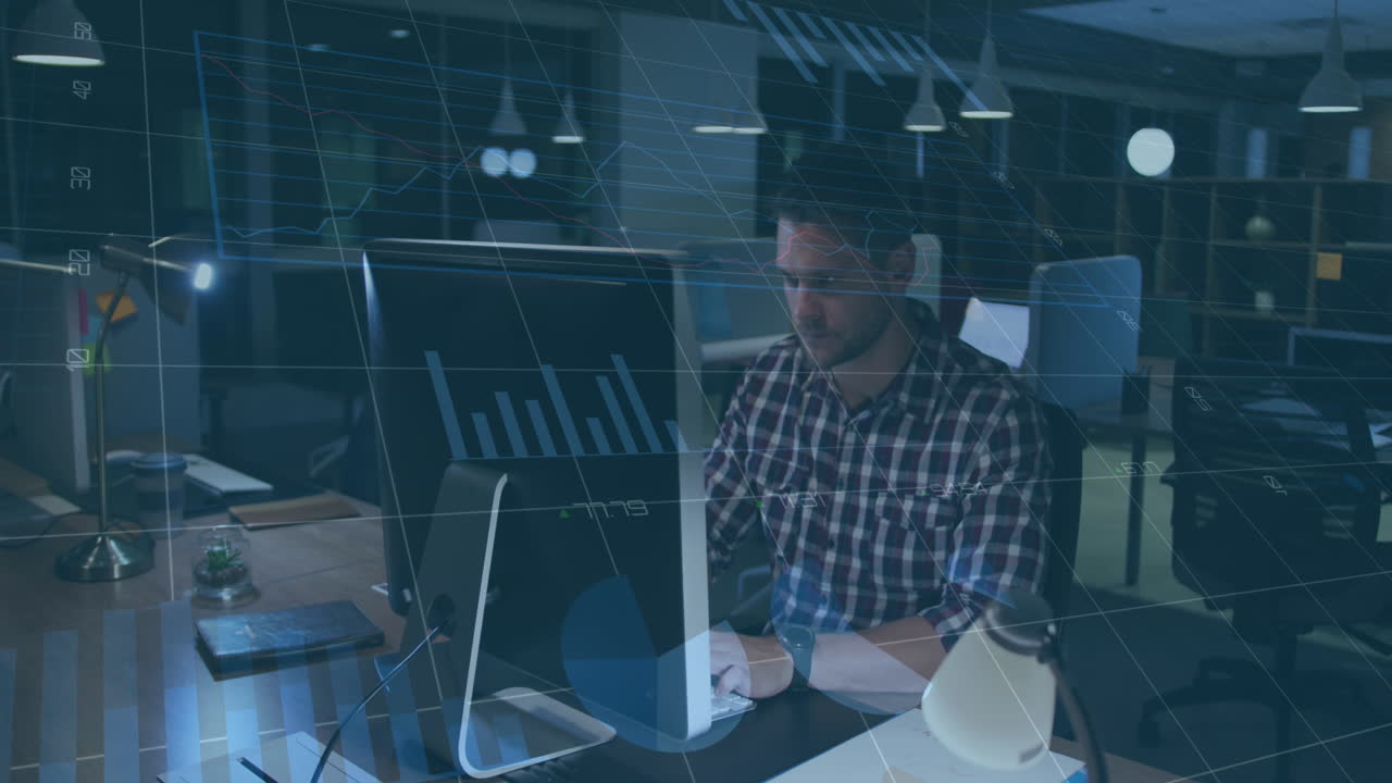 animación del procesamiento de datos sobre un hombre caucásico cansado que usa computadora trabajando hasta tarde en la oficina