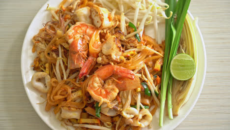 pad thai seafood: fideos salteados con gambas, calamares o pulpo y tofu al estilo tailandés.