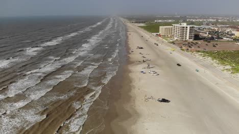 über-Die-Trennlinie-Zwischen-Sand-Und-Wasser-Den-Strand-Hinunterfliegen