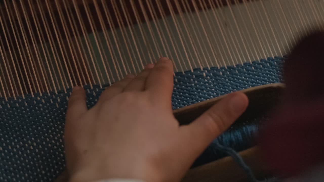 el tejedor hace tela en el telar étnico