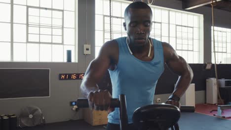 hombre en forma en bicicleta de resistencia en el gimnasio