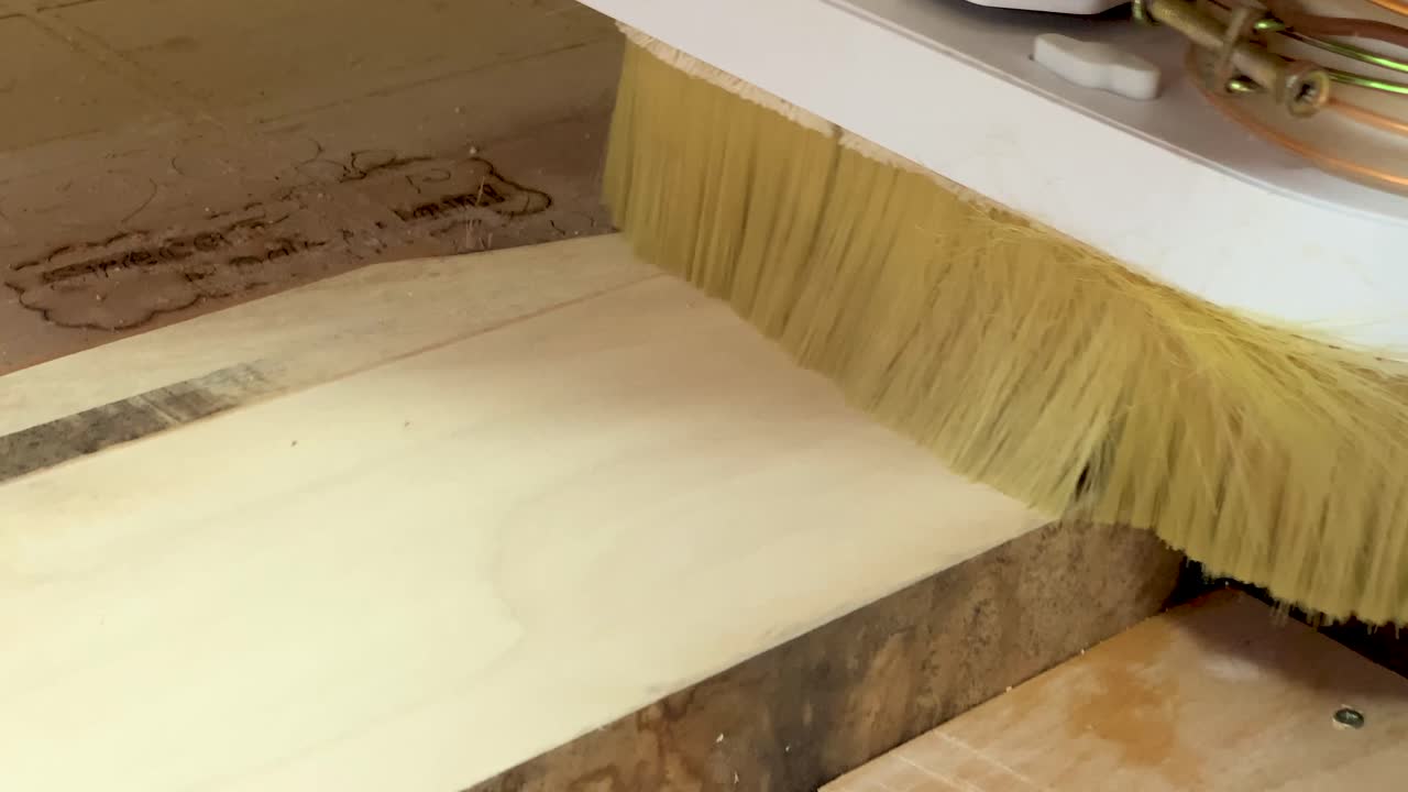 CNC makinesinde ahşap levhayı düzleştirme.