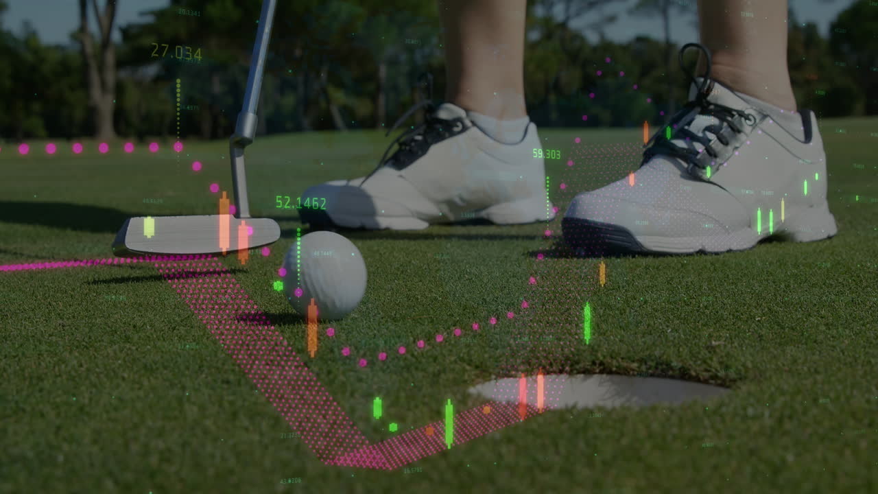 골프 클럽으로 공을 때리는 백인 여성의 낮은 부분에 숫자를 가진 그래프의 애니메이션