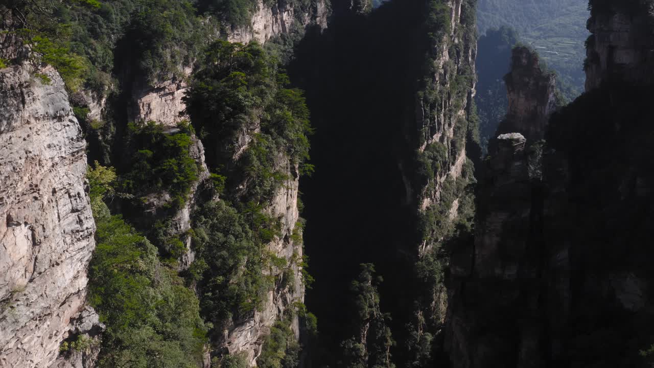 zhangjiajie, wulingyuan hunan китайские горные скальные шпили и скальная растительность, воздушный откат наклоняется вверх