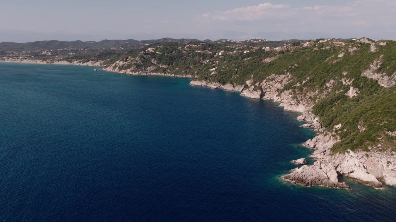Vista da drone della costa calcarea frastagliata di Corfù e del mare blu.