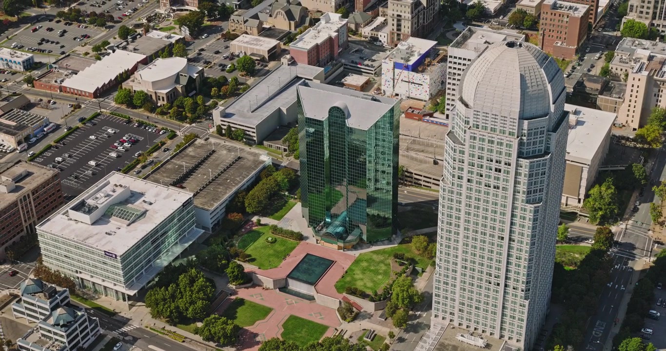 Winston-Salem Carolina del Nord Aerea v12 sorvolo a volo d'uccello su strade del centro, edifici per uffici e il paesaggio urbano circostante - Ripreso con Inspire 3 8k - 1 ottobre 2023.
