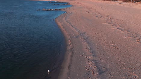 Una-Vista-De-ángulo-Bajo-De-La-Playa-Vacía-En-El-Canal-Reynolds-En-Atlantic-Beach,-Nueva-York-Durante-El-Amanecer.