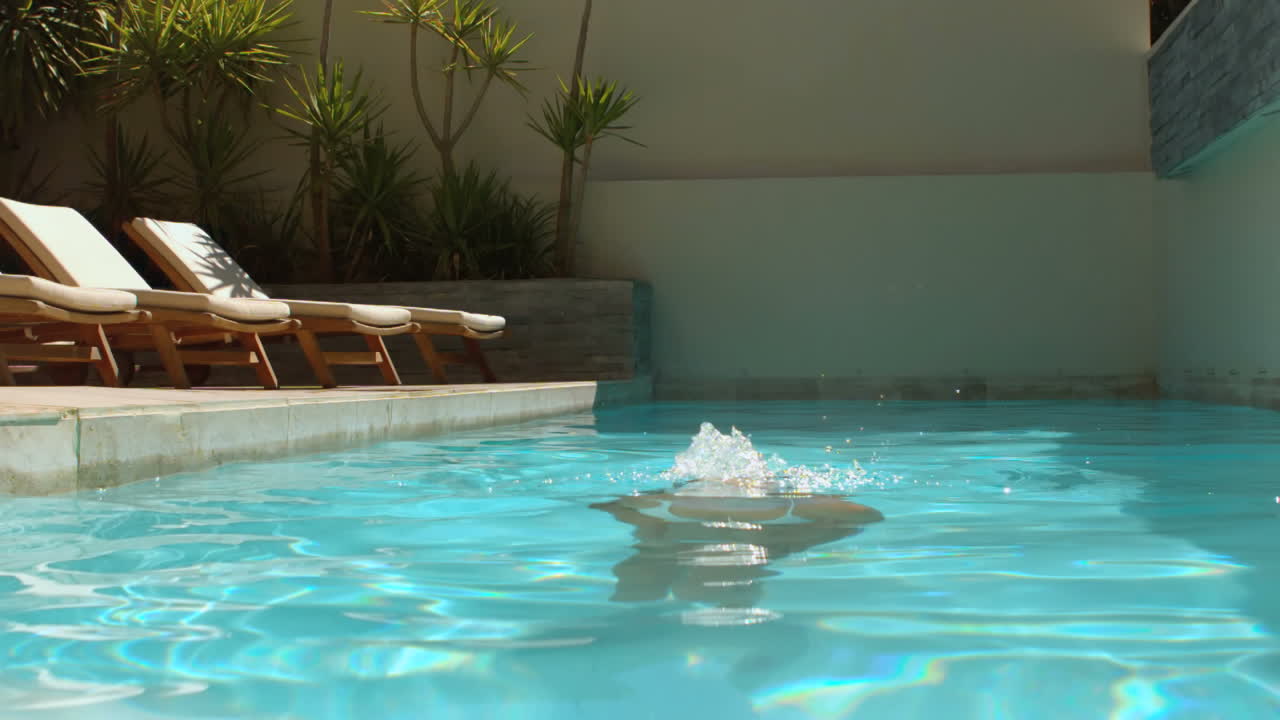 Kvinde der dypper sig i en swimmingpool