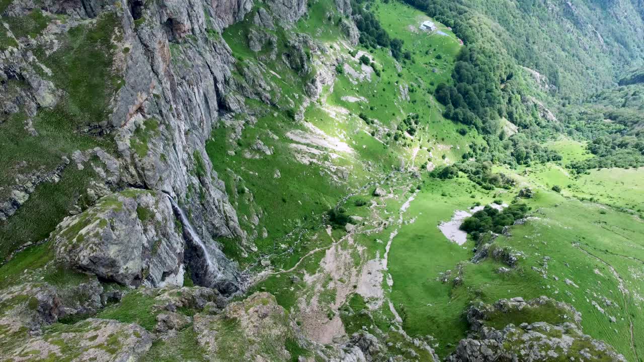 Viaggio aereo attraverso le aspre altezze di Stara Planina e Rayskoto Praskalo, Bulgaria