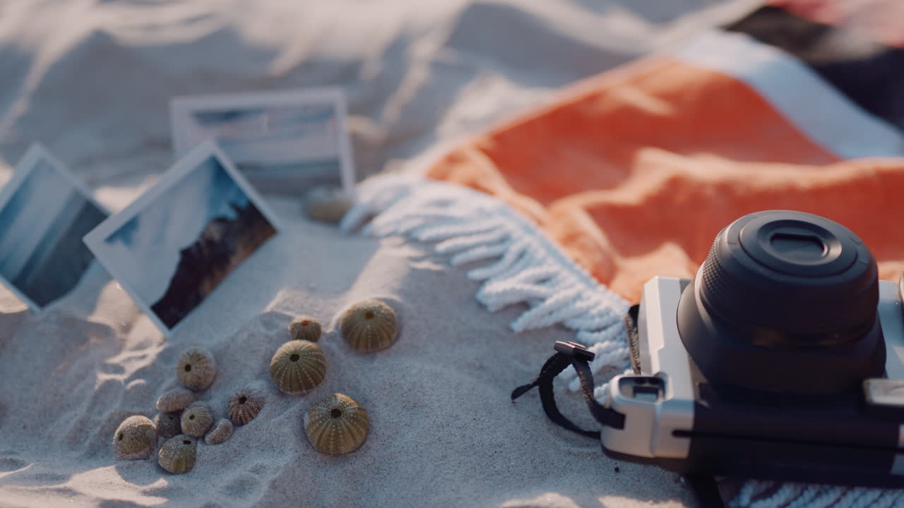 모래에 카메라 사진과 함께 해변 발에 맨발로 여자 가까운 관광객 여름 휴가 여행