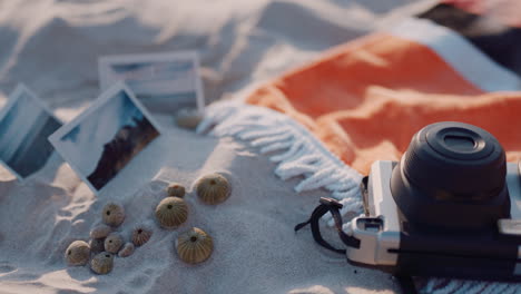 Cerrar-Mujer-Descalza-En-Los-Pies-De-La-Playa-Con-Fotos-De-Cámara-En-Arena-Turista-Viajando-Vacaciones-De-Verano