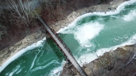 Vereist-über-Fußgängerbrücke-Und-Fluss-Von-Oben-Nach-Unten