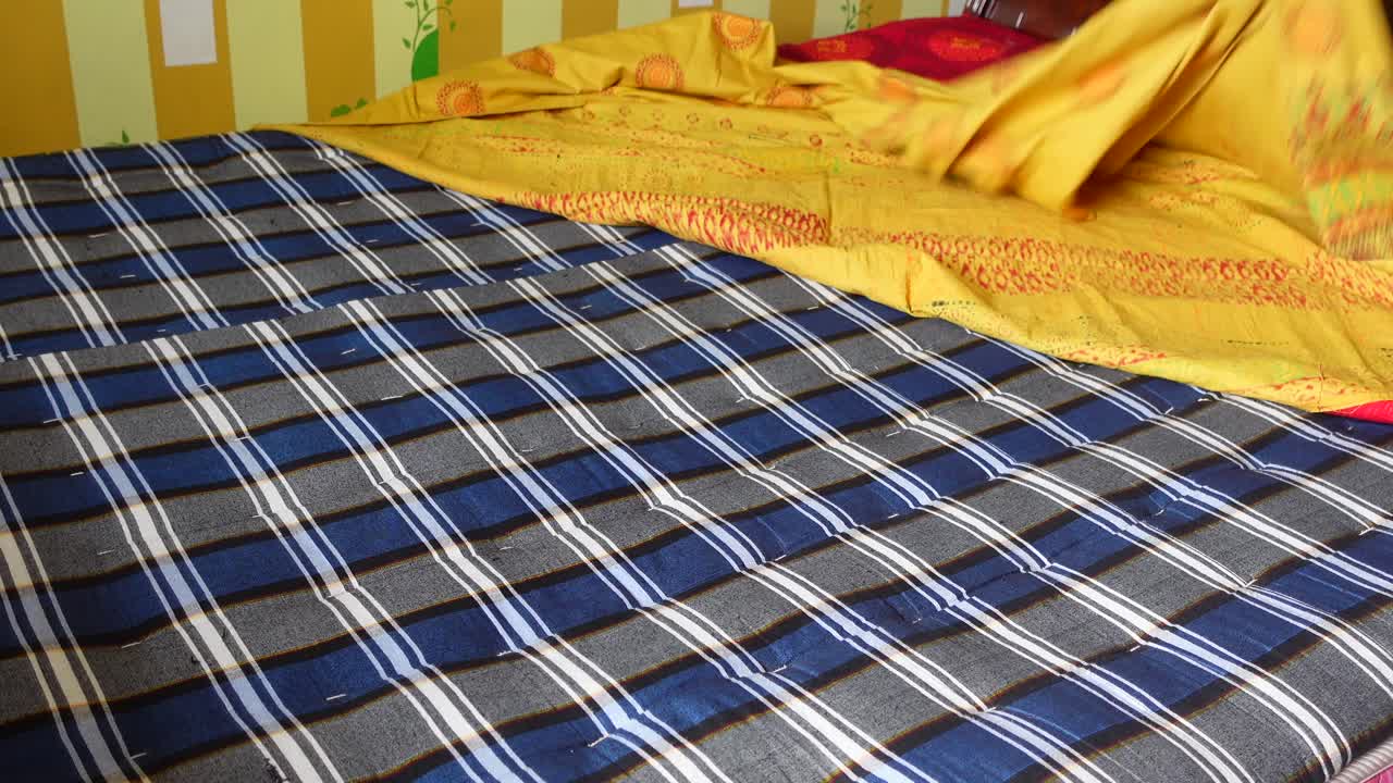 Biancheria da letto con plaid e tessuti colorati