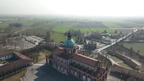 Luftaufnahme-Des-Heiligtums-Santa-Maria-Del-Fonte,-Das-Sich-Seiner-Kuppel-In-Der-Stadt-Caravaggio-In-Der-Region-Lombardei-Nähert-|-Italien