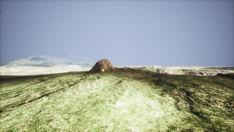 Paisaje-De-Montaña-Al-Atardecer-Con-Tono-En-Primer-Plano-En-El-Campo