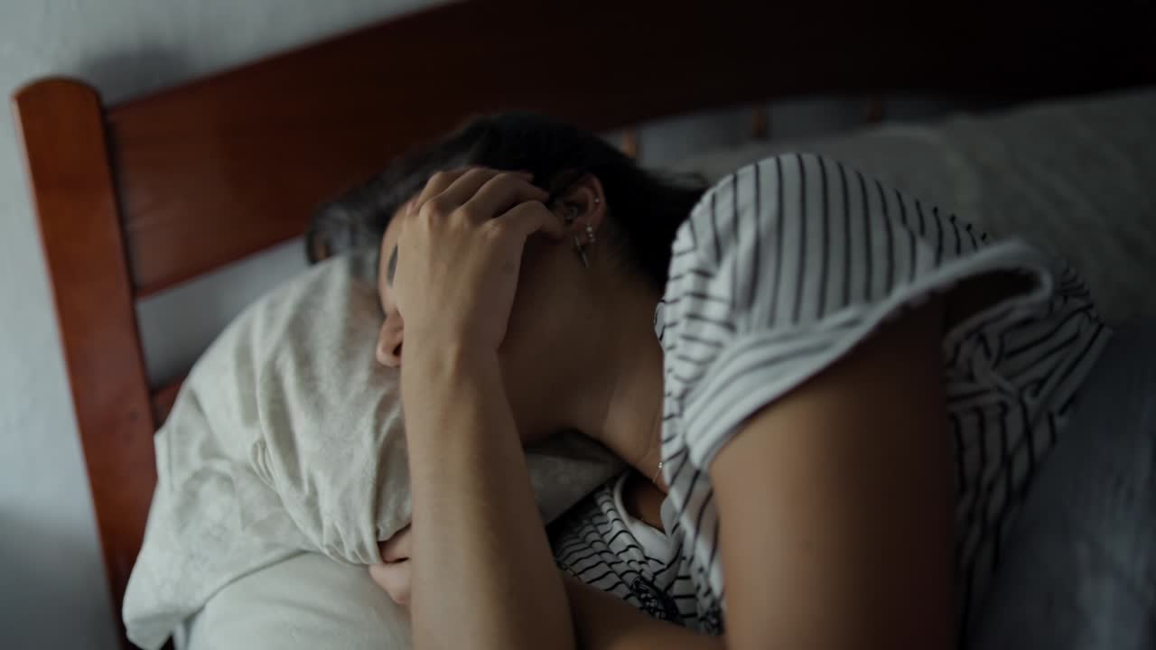 침대에서 편안하게 잠을 자는 아름다운 젊은 여성의 클로즈업  ⁇ 을 확대