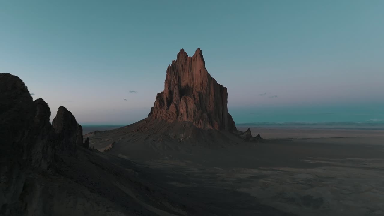 imágenes cinematográficas de drones de ship rock, nuevo méxico