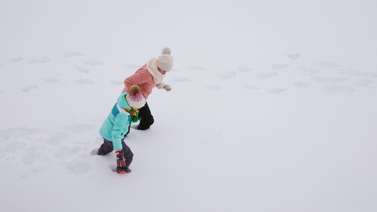 gente divirtiéndose en glubokom snack especie de sverhu