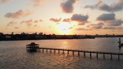 puesta de sol en el puerto viejo y la ciudad de mombasa