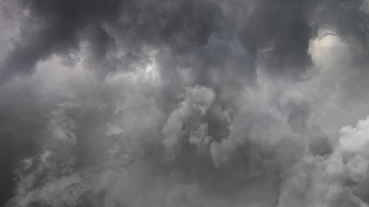 폭풍우와 번개가 어두운 하늘을  ⁇ 습니다.