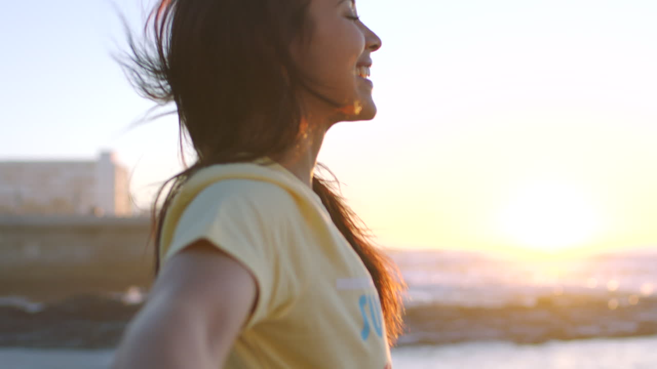 pareja feliz cogidos de la mano