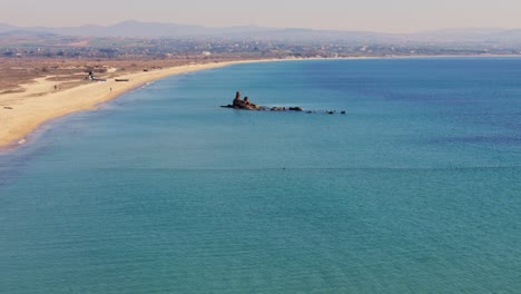 vista aérea de la costa de epanomi con un naufragio en el fondo en el norte de grecia