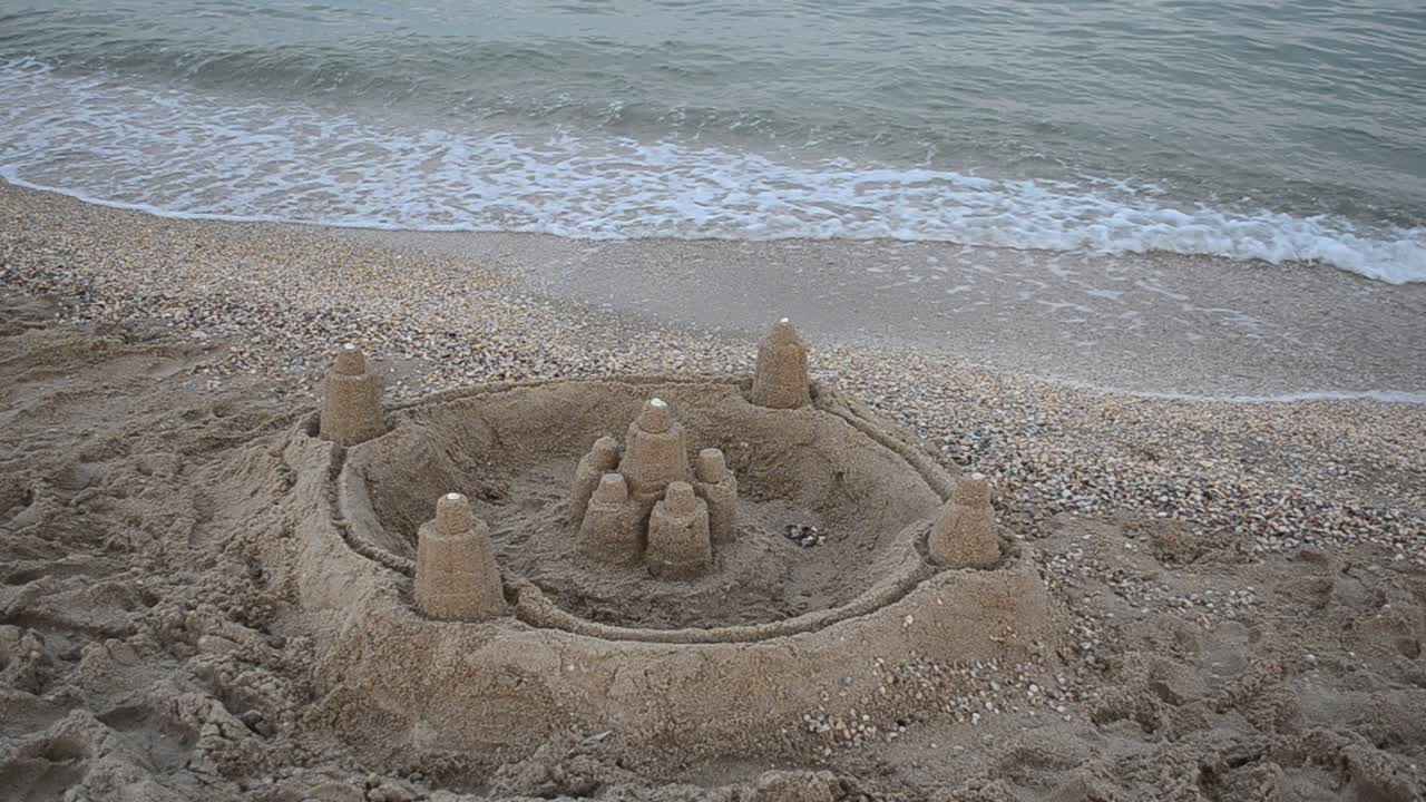 Fortaleza de areia na praia. Filmagem no verão.