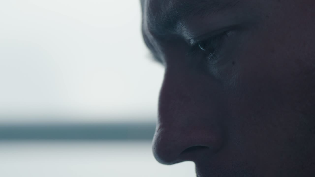 Close-up de homem com aparência deprimida