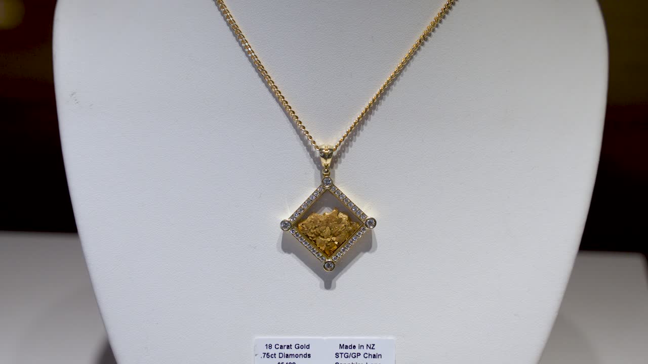 New Zealand Gold Necklace In A Gold Shop In Arrowtown In Central Otago - Tilt Down