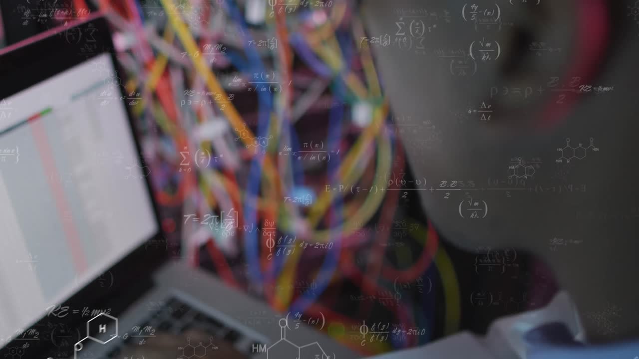 animación de ecuaciones matemáticas sobre un ingeniero afroamericano usando una computadora portátil en la sala del servidor.