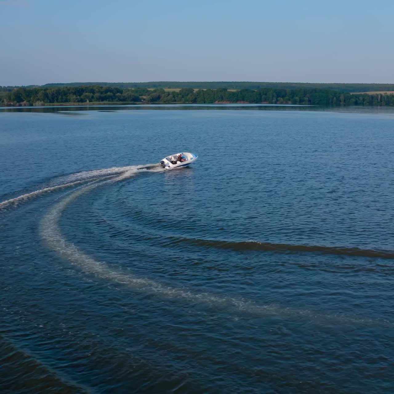 Motorboot fährt auf dem Fluss.
