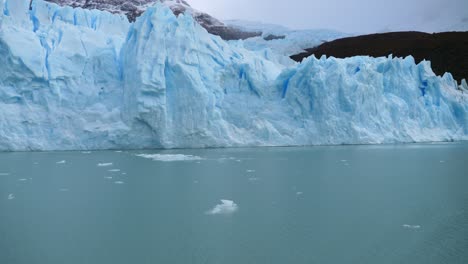 imágenes de video del glaciar perito moreno en argentina desde un bote