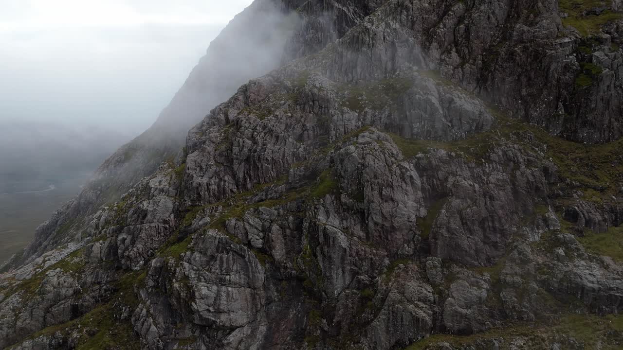 imágenes aéreas de drones del lado de las tres hermanas, la cordillera de glencoe en las tierras altas escocesas, tomadas en verano en un día claro pero brumoso, por la mañana.