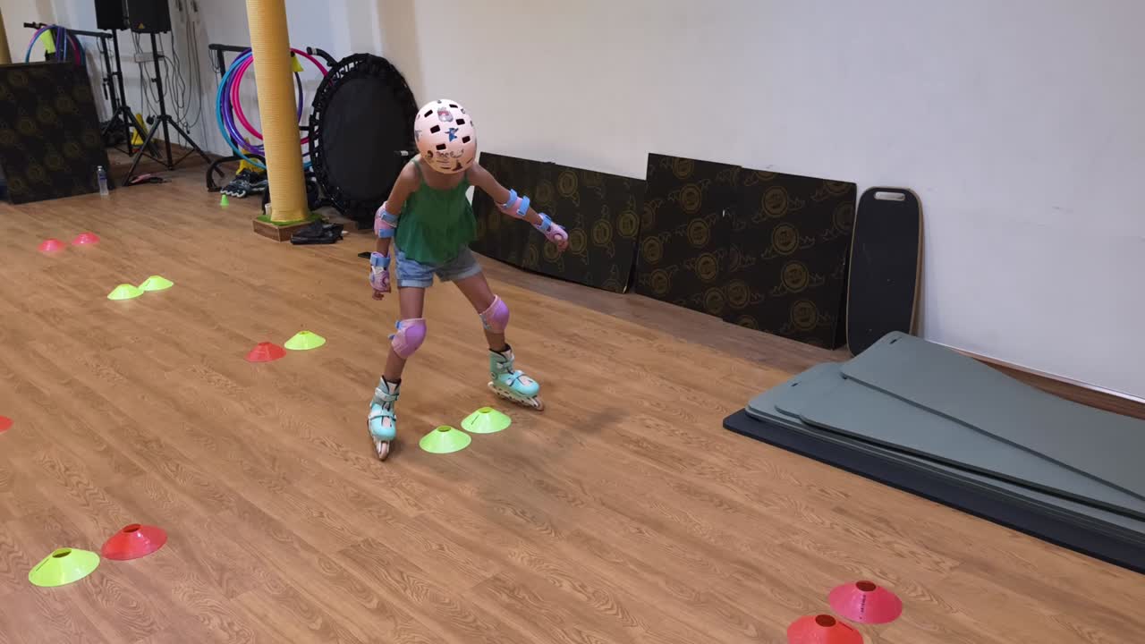 una niña aprendiendo a patinar