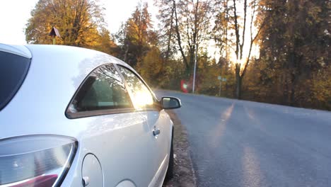 Auto-Im-Wald-Mit-Sonnenuntergang-Am-Höhepunkt