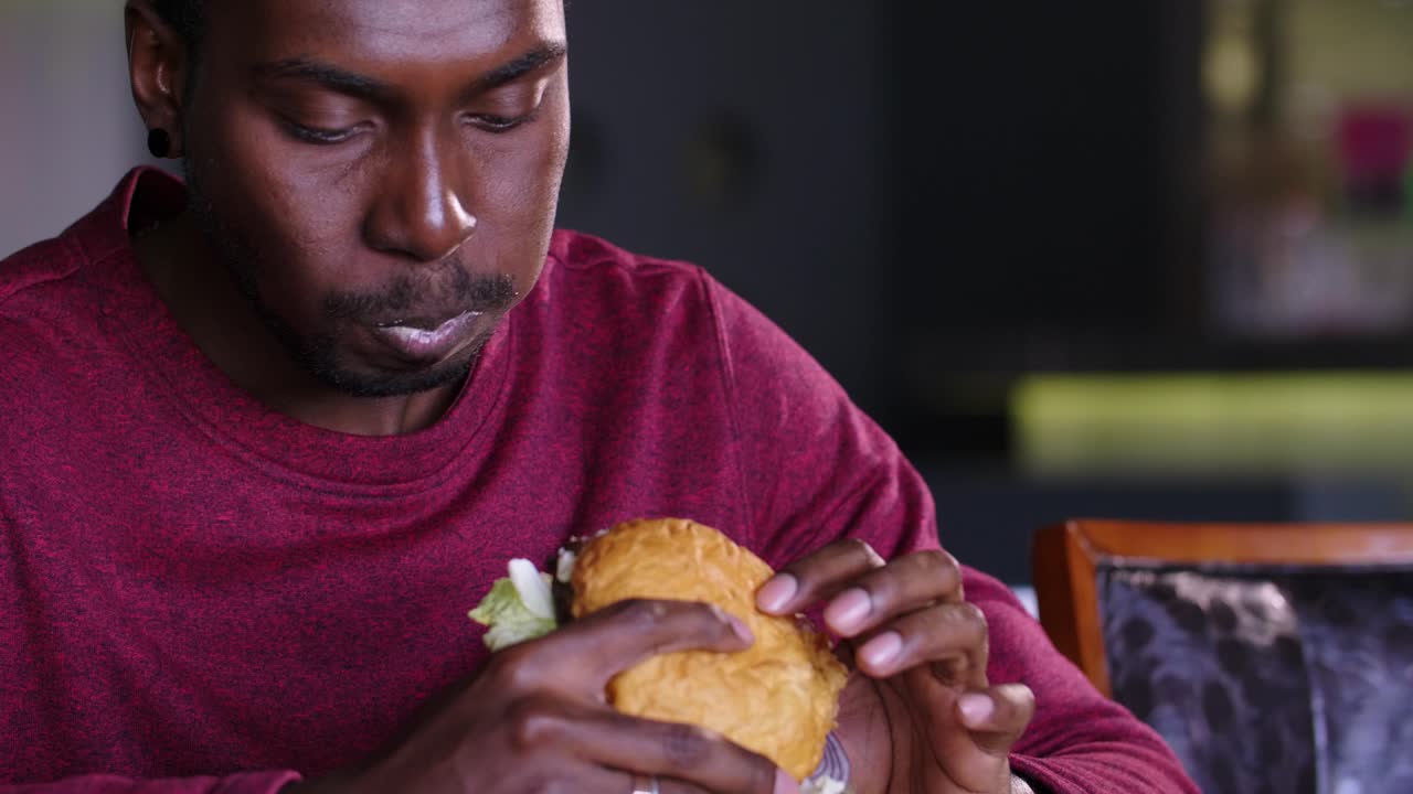 hombre comiendo una hamburguesa