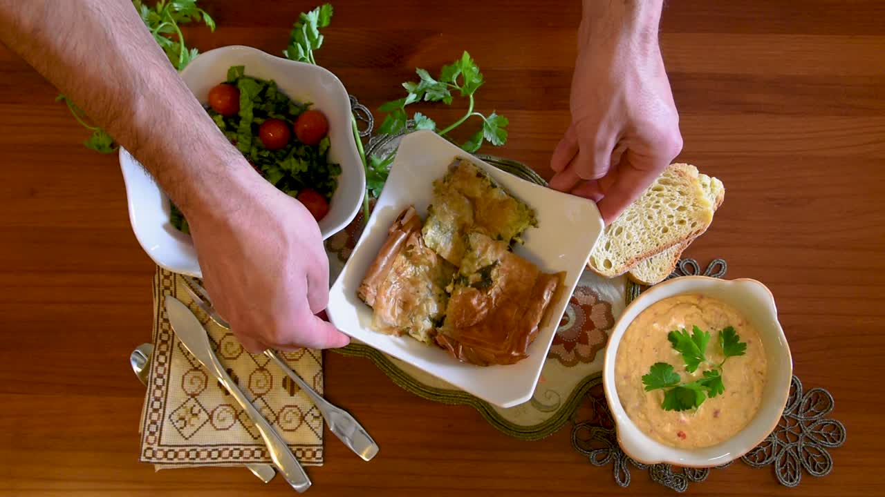 건강한 지중해 요리, 점심 또는 저녁 식사를 위한 세 가지 요리 개념