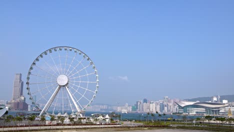 4k ferris wheel amusement en el centro de hong kong. el fondo del horizonte del centro